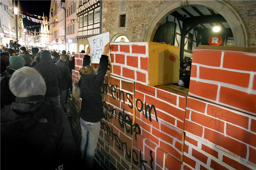 Rund 300 Menschen kamen am Freitag auf den Marktplatz, um „gemeinsam gegen den Rechtsruck“ zu protestieren. Mit einer symbolischen Mauer versuchten die Demonstranten den Zugang zum AfD-Neujahrsempfang im Spitalhof zu blockieren. Die Polizei hielt aber den Weg frei.Bild: Haas
