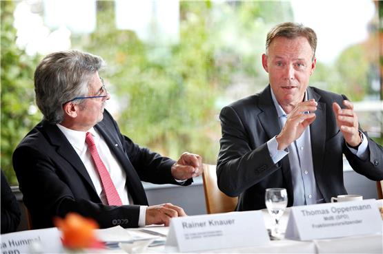 SPD-Fraktionschef Thomas Oppermann im Dialog mit Moderator Rainer Knauer vom Vorstand der Familienunternehmer.Bild: Faden