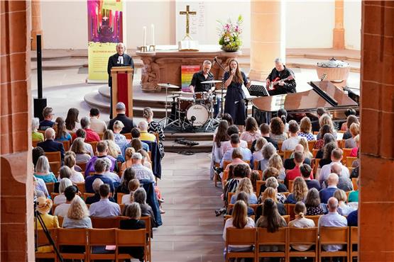 Sängerin Tine Wiechmann tritt in der Heiliggeistkirche während eines Taylor-Swift-Gottesdienstes auf. Foto: Uwe Anspach/dpa