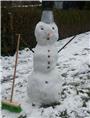 Schick mit Eimerhut und grünem Besen zeigt sich dieser Schneemann, den Bernd mit...