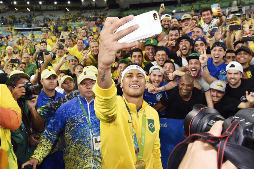 Schnappschuss mit dem Superstar: Neymar posierte nach dem Triumph mit den brasilianischen Anhängern. Foto: Actionpress