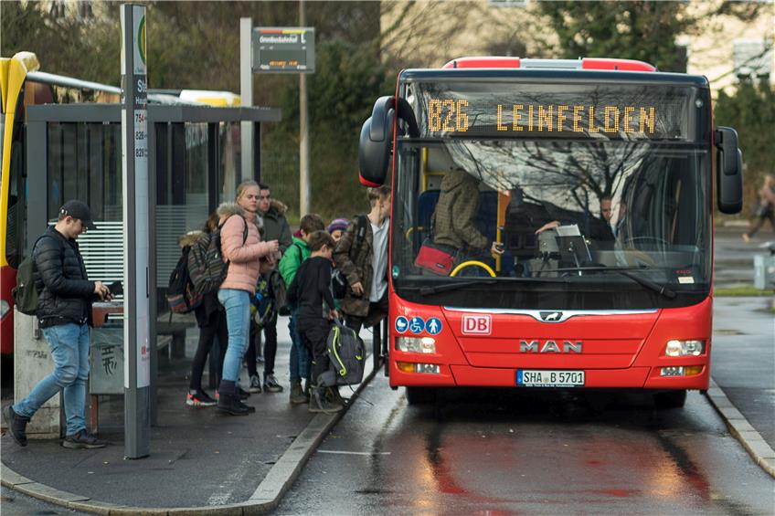 Schüler, die mittags in Tübingen in den Bus nach Leinfelden über Dettenhausen einsteigen, haben es noch gut. Meist bekommen sie einen Sitzplatz. Morgens auf der Hinfahrt müssen die Kinder froh sein, wenn sie überhaupt mitgenommen werden. Bild: Metz