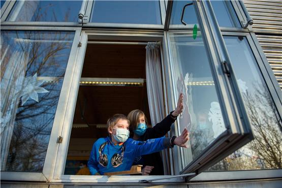Schüler einer 4. Klasse öffnen während des Unterrichts an einer Grundschule in Kiel ein Fenster des Klassenraums. Wenn die Schulen überhaupt geöffnet waren, war regelmäßiges Lüften Pflicht. Foto: Gregor Fischer/dpa