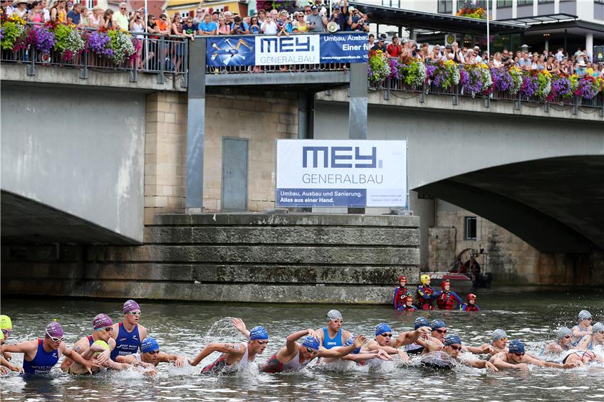 Schwimmen an der Eberhardsbrücke: Der Tübinger Triathlon hält sich auch 2017 über Wasser.Archivbild: Ulmer