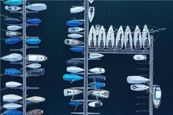 Segel- und Motorboote in einem Yachthafen am Bodensee. Wenn Diebe zuschlagen, ist das „Kompetenzzentrum Bootskriminalität“ in Konstanz gefragt – seit mehr als 20 Jahren.  Foto: Felix Kästle/dpa