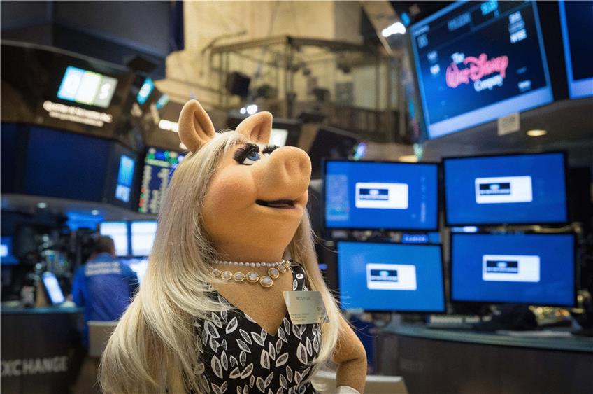 Selbst Miss Piggy, der blonde Star aus der Muppet-Show, konnte mit ihrem Besuch an der Wall Street ihrem Arbeitgeber Disney nicht helfen: Die Aktionäre springen auf die Aktie nicht an. Foto: dpa