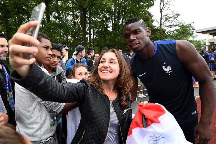 Selfie mit Pogba: Die französischen Spieler luden zum ersten öffentlichen EM-Training in das nationale Fußballzentrum nach Clairefontaine ein. Foto: afp