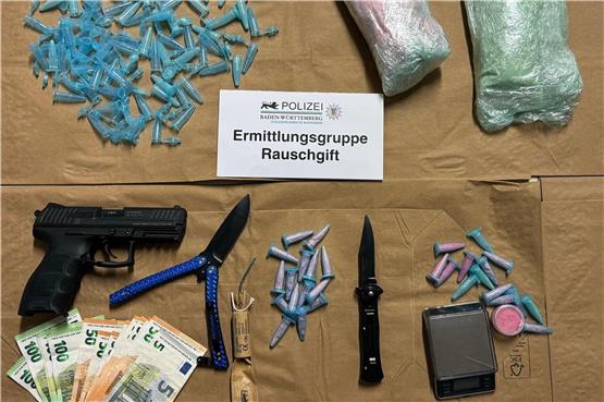 Sichergestellte Beweismittel in Mannheim – neben „Pink Cocaine“, Waffen und Geld. Laut LKA war es der erste polizeibekannte Fund der neuen Droge in Baden-Württemberg.  Foto: Polizei Mannheim