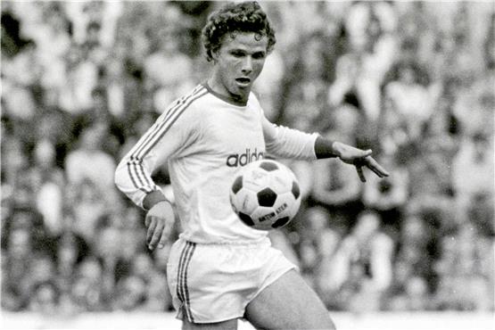 Sieben Bundesligaspiele bestritt Jürgen Marek für Bayern München: Auf dem Bild ist er in seinem zweiten und ersten über 90 Minuten am Ball, am 27. September 1975 gegen Hannover 96. Bild: Werek