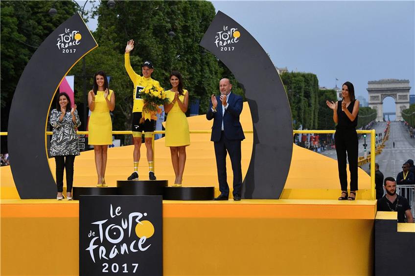 Siegeszeremonie auf dem prachtvollen Boulevard: Chris Froome durfte seinen vierten Tour-Triumph auf den Champs-Élysées feiern. Foto: afp