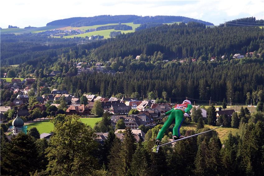 Skispringen über grünen Wiesen: Das gibt's heute und morgen in Hinterzarten. Foto: Joachim Hahne