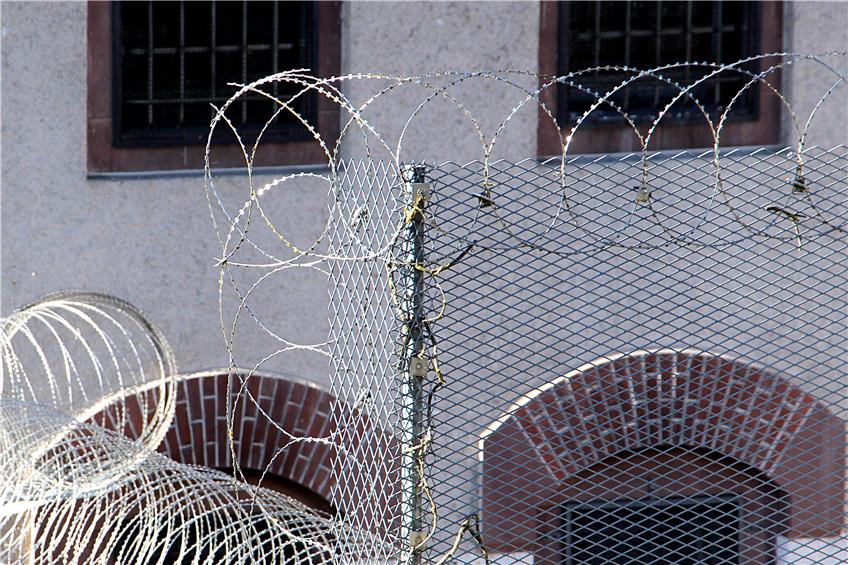 Stacheldraht an der Tübinger Außenstelle der JVA Rottenburg: Dort sind Untersuchungshäftlinge untergebracht. Bild: Lisa Fischer