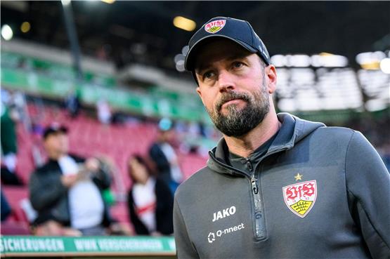 Stuttgarts Trainer Sebastian Hoeneß steht vor dem Spiel im Stadion. Foto: Tom Weller/dpa