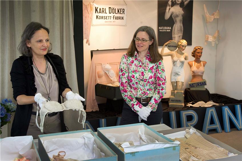 Susanne Goebel und Kerstin Hopfensitz sind die Autorinnen der neuen Chronik und entwickeln das Museum mit. Bild: Franke