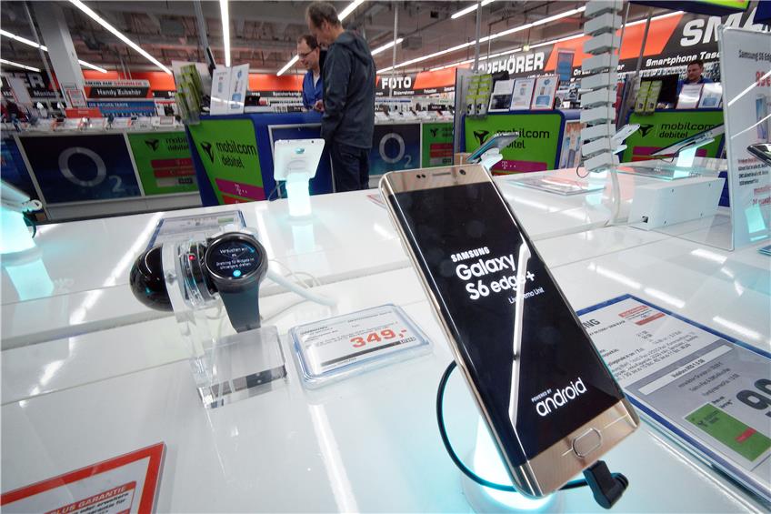 Telefonieren ist fast schon Nebensache – die Anzeige der Uhrzeit sowieso: Smartphones und Smartwatches im Tübinger Saturn-Markt. Bild: Metz