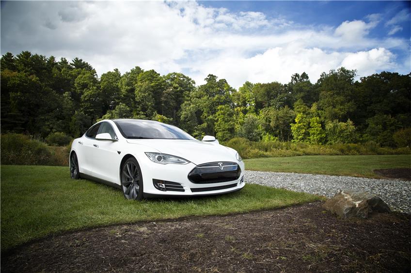 Tesla, hier das Modell-S, macht bei Elektroautos praktisch alles anders und spricht deshalb durch Sportlichkeit und Design auch totale Elektro-Verächter an. / pixabay.com © Unsplash