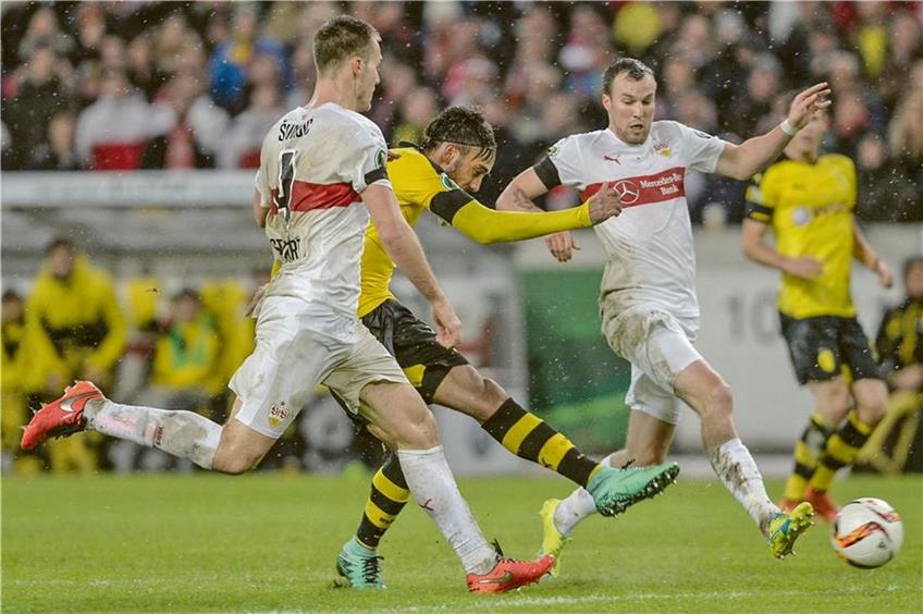 Toni Sunjic (links) und Ex-Borusse Kevin Großkreuz (rechts) können Pierre-Emerick Aubameyangs Treffer zur Dortmunder 2:1-Führung nicht verhindern. Foto: dpa