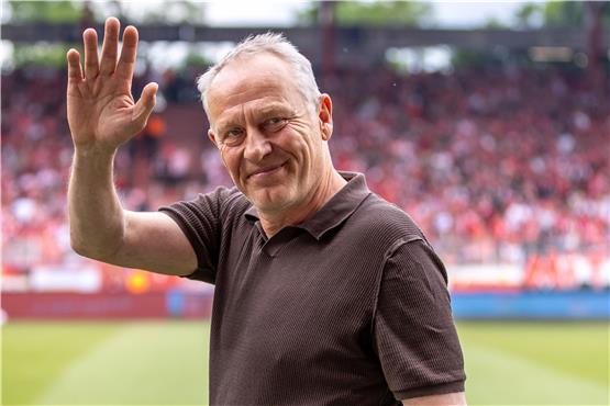 Trainer Christian Streich von SC Freiburg winkt zum Abschied den Fans zu. Foto: Andreas Gora/dpa