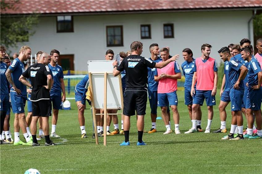 Trainer Julian Nagelsmann erklärt seiner Mannschaft die nächste Übung. Foto: Hasan Bratic dpa/lsw