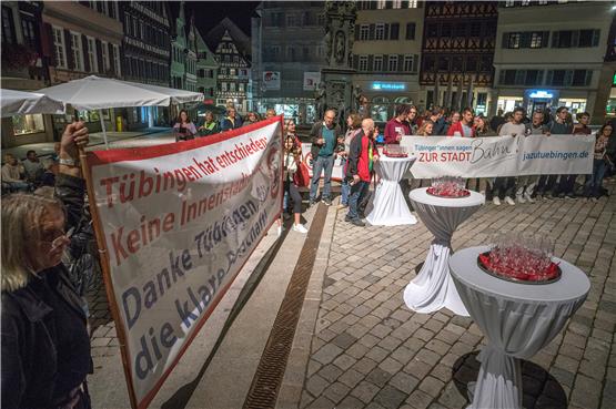 Tübingen hat entschieden: Die Gegner der Innenstadtstrecke hatten auf dem Marktplatz schon den Sekt kaltgestellt. Dort luden SWR und TAGBLATT beide Seiten ans Mikrofon. Bild: Ulrich Metz