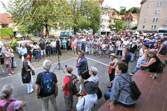 Tübingens Stadtplanerin Barbara Landwehr (links, in weißer Hose) am Montagnachmittag mit etwa 150 Interessierten vor dem ehemaligen Milchwerk.Bild: Sommer
