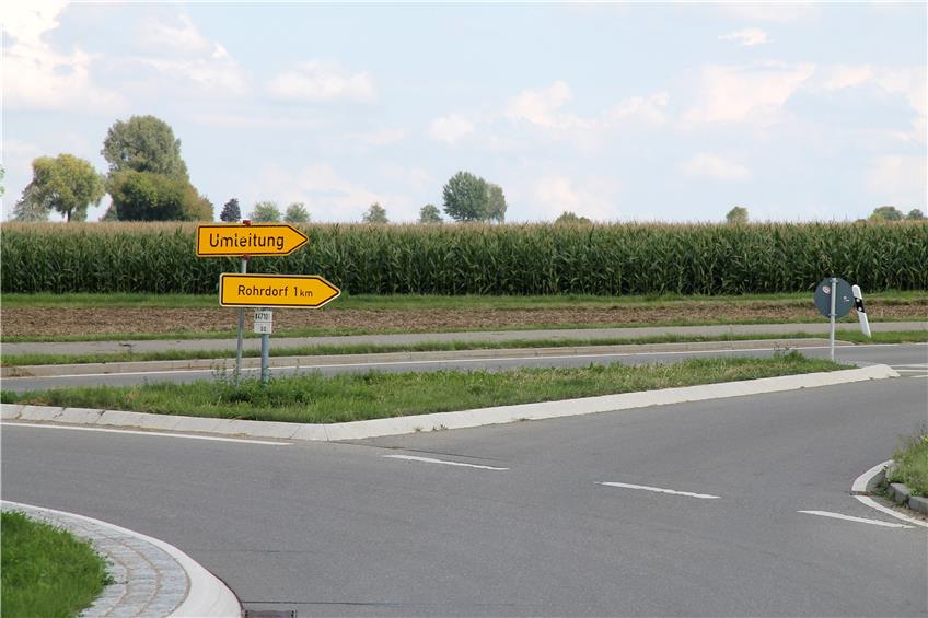 Umleitung nach Rohrdorf? Oder doch Richtung Autobahn und Tübingen? Warum sorgt kein Zusatzschild wie in Eutingens Ortsmitte für Klarheit? Bild: Fleischer