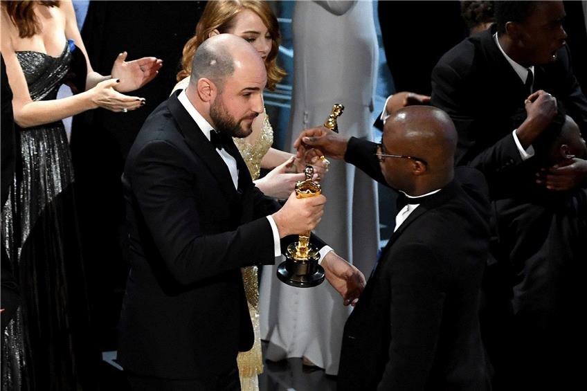Unfassbar: Produzent Jordan Horowitz gibt den Oscar an Barry Jenkins weiter. Foto: afp