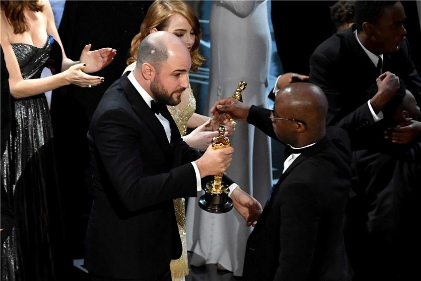 Unfassbar: Produzent Jordan Horowitz gibt den Oscar an Barry Jenkins weiter. Foto: afp 