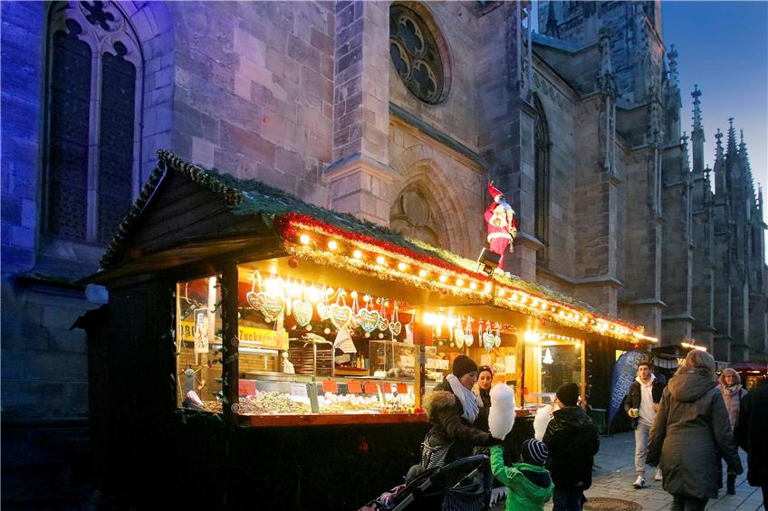Viel Glanz und duftende Köstlichkeiten während der Adventszeit: der Reutlinger Weihnachtsmarkt.Bild: Haas