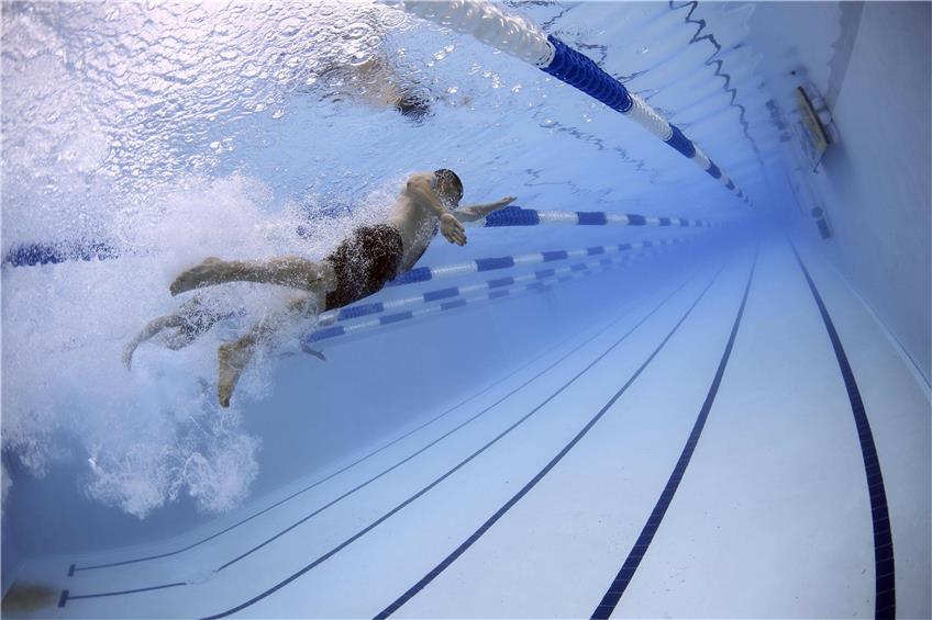 Viele Sportler suchen Ausgleich im Wasser. Hier ist die Verletzungsgefahr gering und die Gelenke werden geschont. / pixabay.com © tpsdave (CC0 1.0)