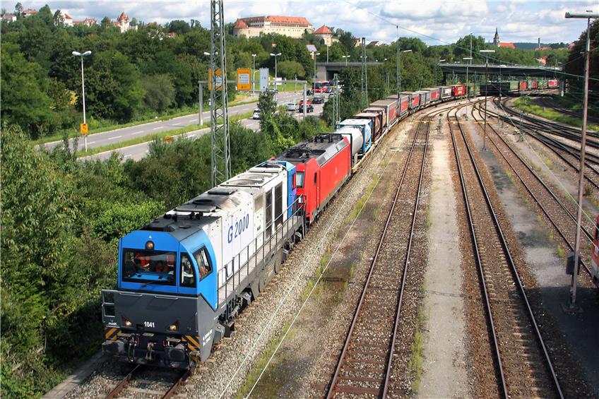 Viele lange Güterzüge verkehren seit Mitte Augsut auf der Ausweichstrecke Horb–Tübingen–Rottenburg. Bild: Sommer