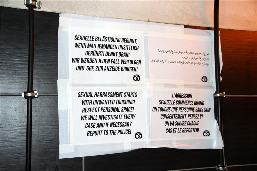 Viersprachiger Aushang gegen sexuelle Belästigung auf dem Männerklo im Club „Butterbrezel“ in der Tübinger Haaggasse.Bild: Rekittke