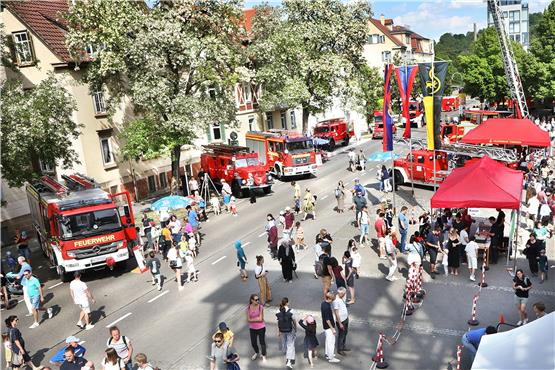 Volksfeststimmung vor der Zentrale der Tübinger Feuerwehr Stadtmitte. Bild: Anne Faden