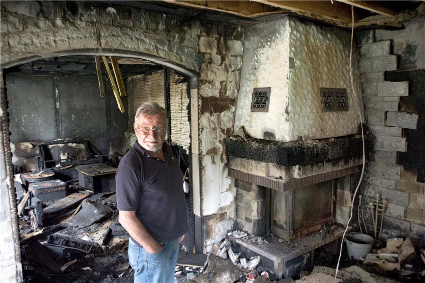 „Vom Heulen wird auch nichts besser“: Eberhard Kurz im ausgebrannten Wohnzimmer seines Hauses in Bodelshausen.Bild: Franke