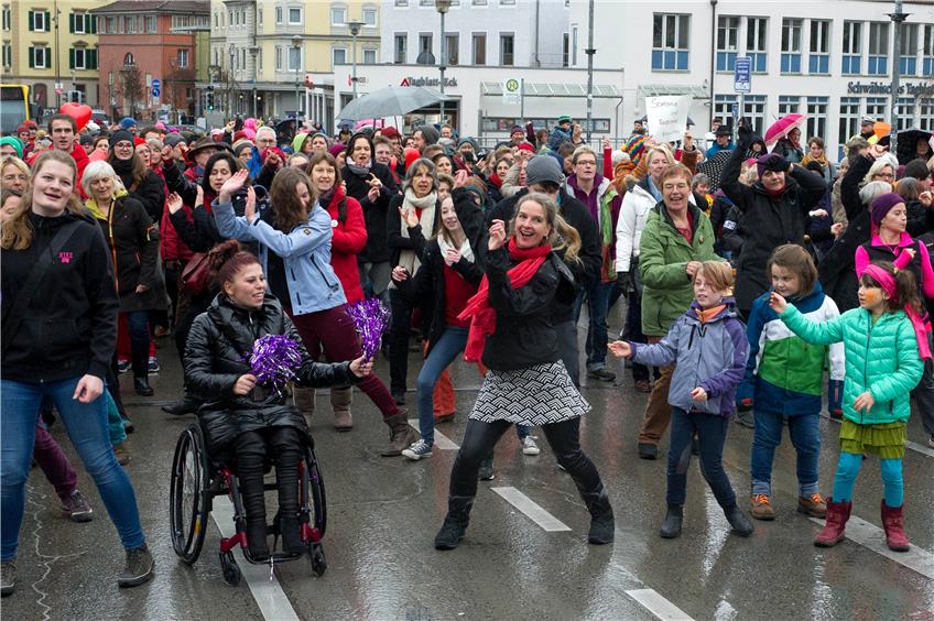 Von der Karlstraße bis zum Marktplatz wirbelte am gestrigen Sonntagnachmittag die Frauenrechts-Tanzdemo „One Billion Rising“ auch durch Tübingen.Bild: Franke