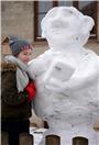 Vor dem Haus der Familie Maier in Dußlingen steht ein Schneemann, der mit der Ze...