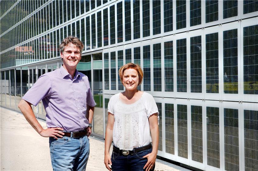 Vor der Solarwand an der Paul Horn-Arena: Stephan Schunkert und Odette Deuber sind Geschäftsführer von Klimaktiv.Bild: Faden