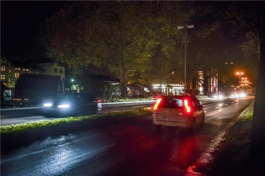 Vorn auf der Hegelstraße ist es dunkel, hinten leuchten die Straßenlaternen. Am Montag war in der Südstadt der Strom weg. Bild: Metz