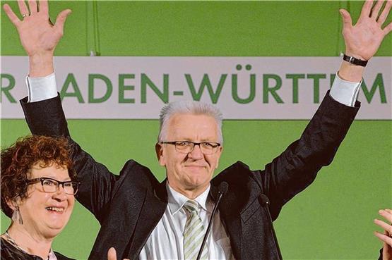 Wahlsieger Winfried Kretschmann lässt sich auf der Grünen-Wahlparty feiern, zusammen mit seiner Frau Gerlinde. Foto: dpa