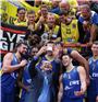 Walter Tigers Tübingen - EWE Baskets Oldenburg: Teambild Oldenburg mit Fans nach...