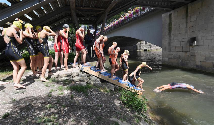 Warten auf den Sprung: In einem Monat gehen wieder Triathleten von überall her in Tübingen ins Wasser, in die Schuhe und aufs Rad. Archivbild: Ulmer