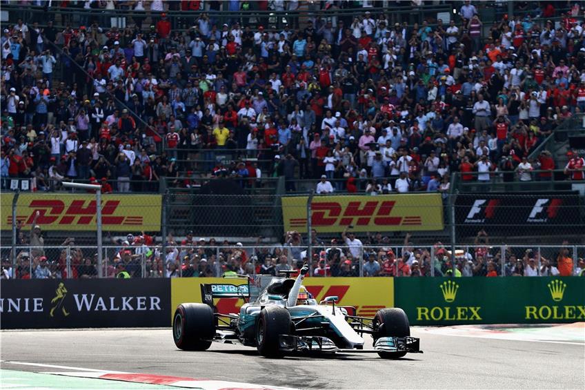 Weltmeister 2017 in der Königsklasse des Motorsports: Lewis Hamilton auf der Ehrenrunde in seinem Silberpfeil. Foto: afp