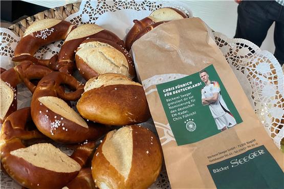 Wer bei der Bäckerei Seeger in Nagold einkauft, erhält sein Produkt in der Verpackung mit einem Sticker von Chris Führich versehen. Bild: Bäckerei Seeger