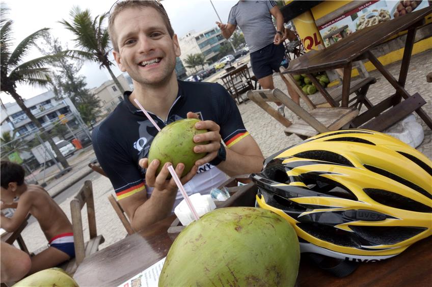 Wer hat die Kokosnuss, wer hat die Kokosnuss geklaut? Steffen Warias hat es jedenfalls genossen, aus der Tropenfrucht zu trinken. Privatbilder
