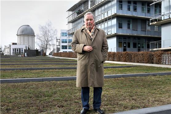 Wirtschaftsstandort Obere Viehweide: FDP-Landtagskandidat Dietmar Schöning vor dem Technologiezentrum. Bild: Sommer