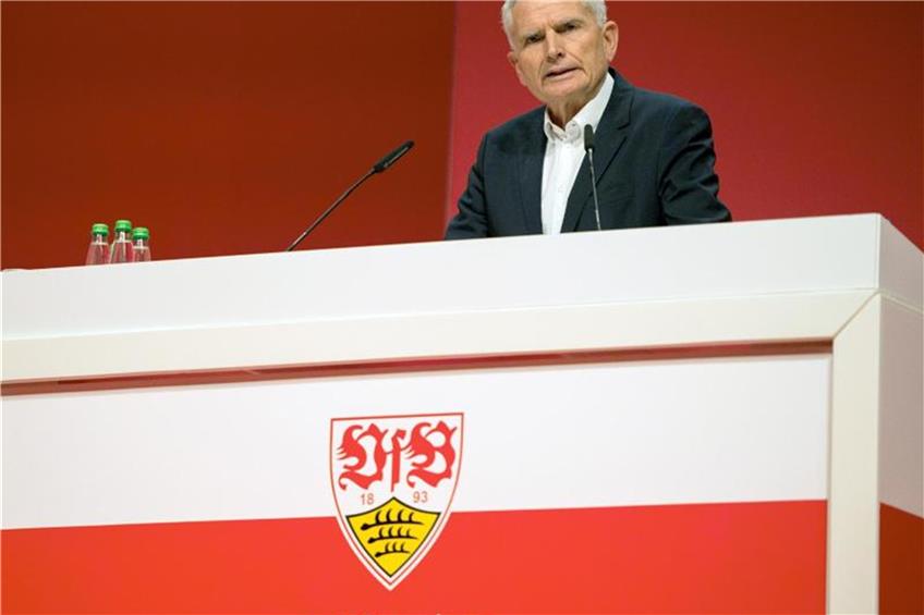 Wolfgang Dietrich spricht zu den Mitgliedern des VfB Stuttgart. Foto: Deniz Calagan dpa/lsw