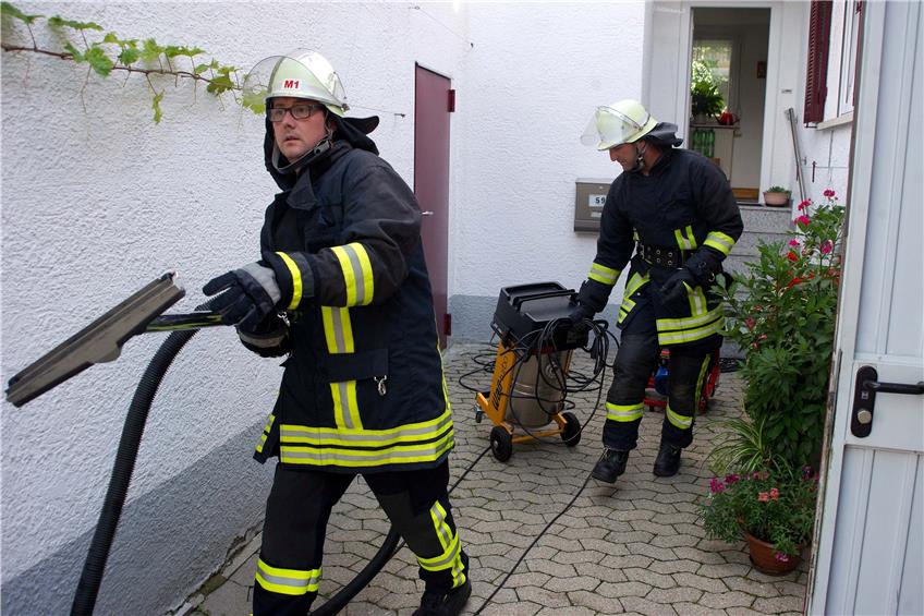 Zu einem Küchen-Brand in der Mössinger Grabenstraße rückten 24 Brandschützer der Freiwilligen Feuerwehr Mössingen am Sonntag aus. Bild: Franke