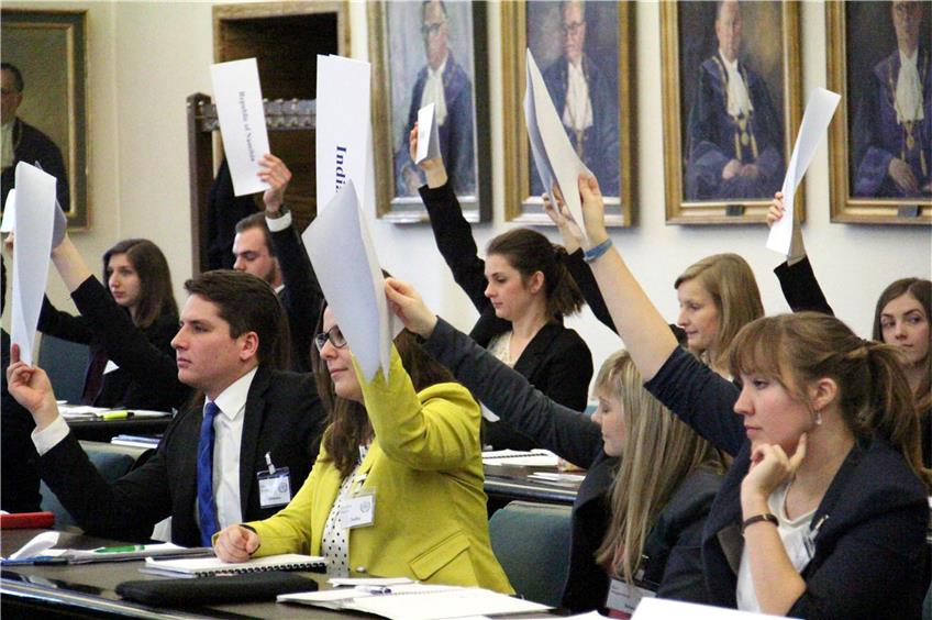 Zur Abstimmung bitte! Die UN-Nachwuchs-Delegierten arbeiteten gestern an einer gemeinsamen Resolution. Bild: Wimmer