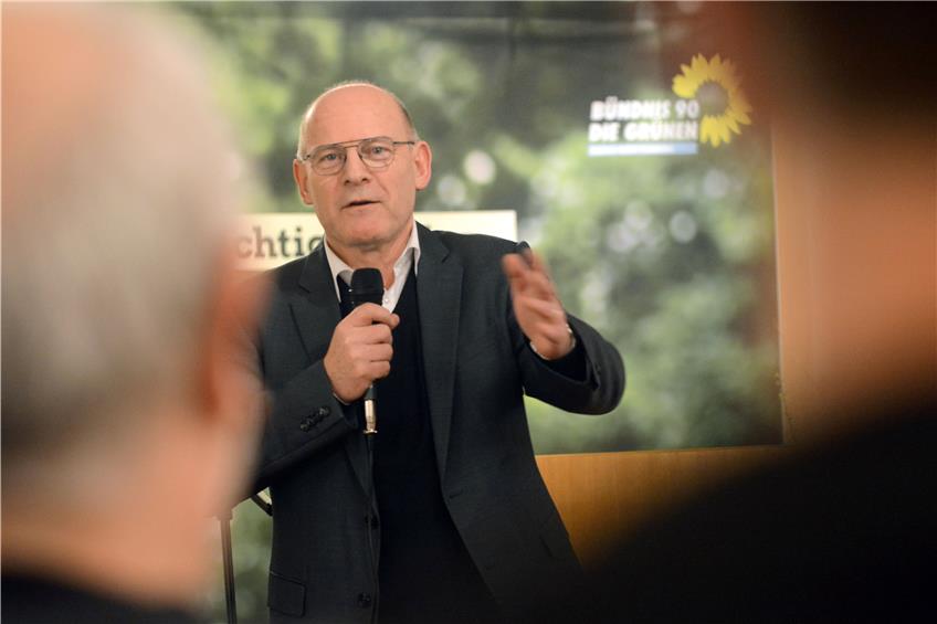 Zurück an seinem Geburtsort: Landes-Verkehrsminister Winfried Hermann als Wahlkämpfer im Rottenburger Martinshof. Bild: Rippmann