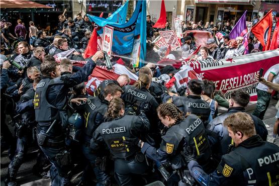Zusammenstöße zwischen Polizisten und Demonstranten bei der 1. Mai Demo in Stuttgart. Foto: Christoph Schmidt/dpa